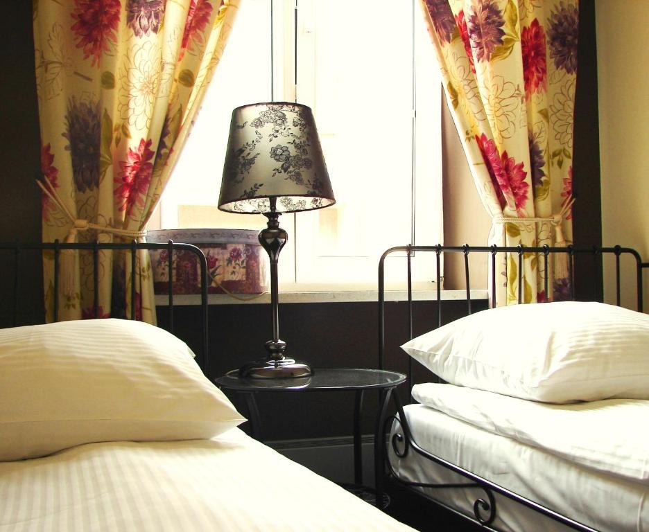 Chmielna Guest House Варшава Стая снимка
